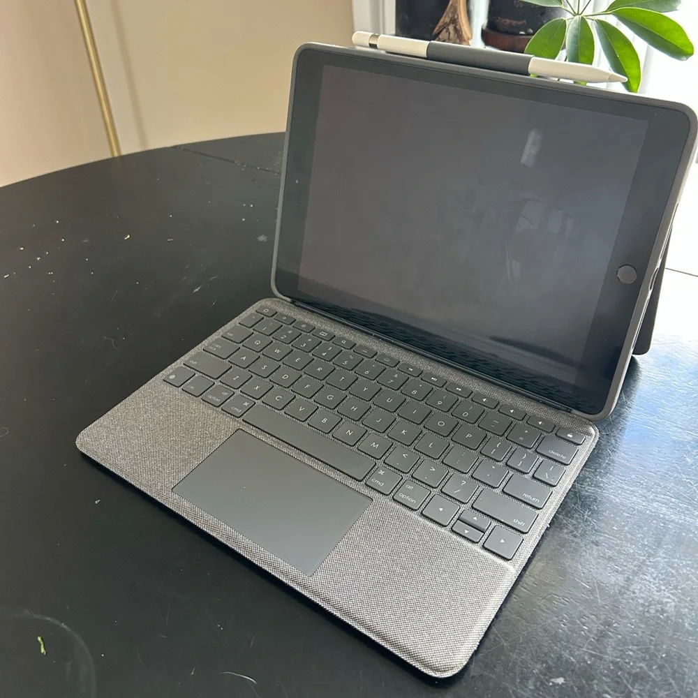 7th Gen iPad Bundle with keyboard and pencil - Picture 1 of 10